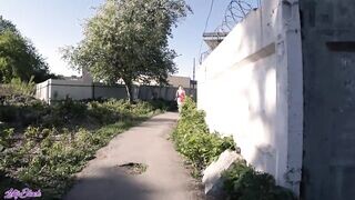 Fiatal csajszika lovagolja a csóka faszát