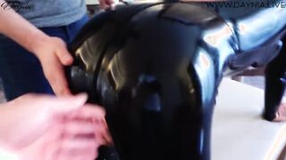 Latex ruhás anyukát hátsó nyílásba szexelnek