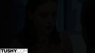 Lana Rhoades fenekét egy csoki csávó reszeli