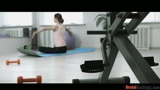 Jogázó tinédzser bigét dug segglyukba az edő