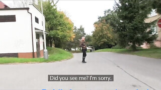 Világos Szőke tinédzser csajszi a raktárban reszel
