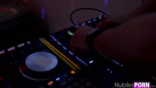 Ariana Marie és Moka Mora a dj rúdján lovagolnak