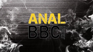Anna De Ville élvezi a hatalmas rúdat