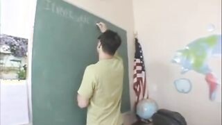 Gigászi keblű tanárnők