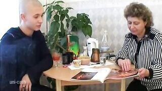 Magányos házastárs és a fiatal pasas