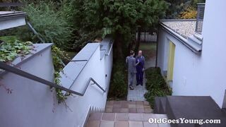 Fater lerendezi a fiatal kis csajt
