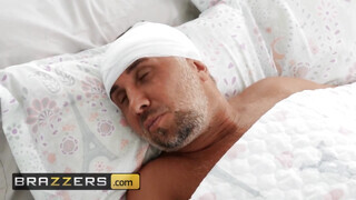 Brazzers - Brooklyn Gray szőrös cunija megkúrelva