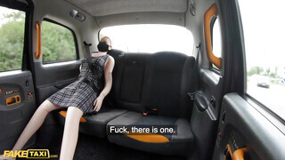 Fake Taxi - Kitetovált fenekű csajszi lovagol