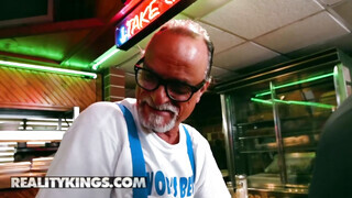 Reality Kings - Sadie Pop a céda tinédzser csajszika
