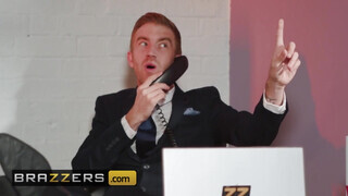 Brazzers - Lucia Love méretes bájdorongot kap az irodában