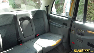Fake Taxi - Candice orálozza a taxis faszát