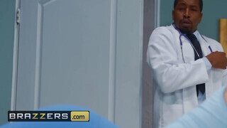 Brazzers - Nina Dee fenekét a doktor bassza