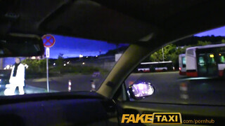 FakeTaxi - Enza megkettyintve a hátsó ülésen