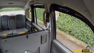 Fake Taxi - Tara Spades melle közé veszi a rúdat