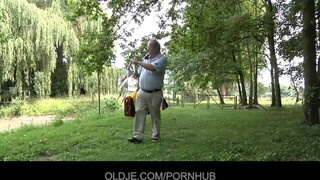 Oldje - Öreg pasas reszeli a zsenge gádzsit