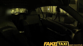 FakeTaxi - olasz szuka a taxiban lovagol