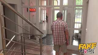 Fake Hostel - Tini turista maca punciba tolva