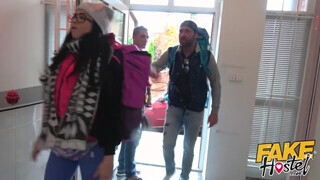 Fake Hostel - Brazil csajszi a palija előtt kamatyol