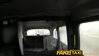 FakeTaxi - tetkós szuka megdugva a hátsó ülésen