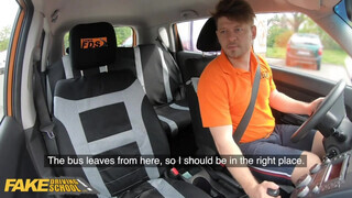 Fake Driving School - vegyvédelmi ruhában ül be a maca a kocsiba