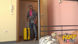 Fake Hostel szűk pinájú olasz pipi és dupla bőrös virsli