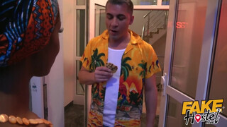 Fake Hostel afrikai bige és egy kolumbiai bulkesz közösen