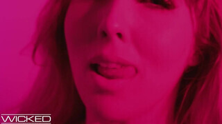 Wicked - Lena Paul szőrös vaginája bekúrva