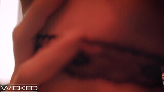 Wicked - Emily Willis fenékbe is kedveli