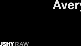 Avery Jane a bájos barna fiatal - TUSHYRAW