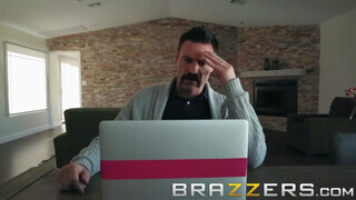 Brazzers - a pici ártatlan tinédzser idősebb pélót kíván