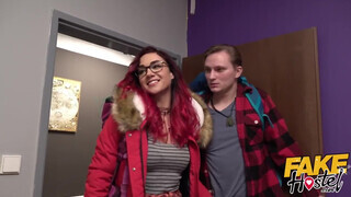 Tini szuka kikezd a szobatársával - Fake Hostel