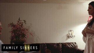 FamilySinners - India Summer a férje fiával kupakol félre