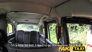 FakeTaxi piercinges gádzsi a motorháztetőn is szexel