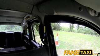 FakeTaxi még a sofőr popóját is kinyalja a csajszika