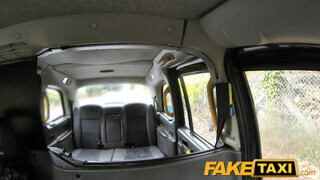 Fake Taxi kifestett pipi kielégíti a sofőrt