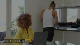 Brazzers - Demi Sutra befogadja a fehér fügyit