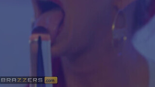 Brazzers - Phoenix Marie óriási ánusza megdolgozva