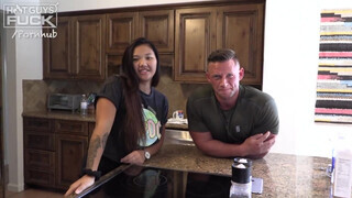 Hot guys fuck - dagi faszi legyalázza a kicsike thai sunát