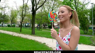BraceFaced - foncsikos és fogszabályzós fiatal nőci