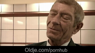 Magyar pornós maca szexel koros hapsival - Oldje