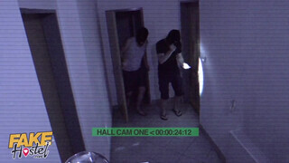 Zsenge macát kúrnak a rabló srácok - Fake Hostel