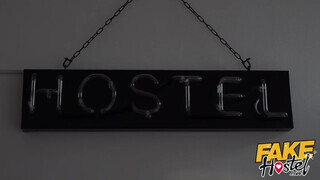 Három repedtsarkú kényezteti egymást - Fake Hostel