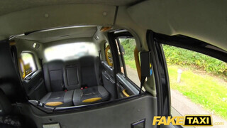 Fake Taxi - Gigantikus didkós milf bekúrva a hátsó ülésen