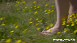 Private - Ella Hughes a szabadban kufircol