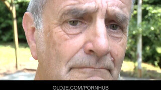 Oldje - az idős motoros és a tinédzser pipi