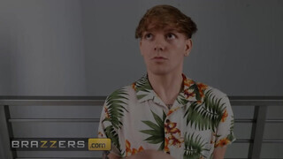 Brazzers - Skylar Snow a irodában kamatyol