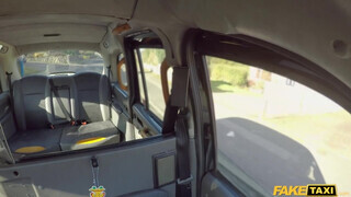 Fake Taxi - Louise Lee segg lyukba is engedi