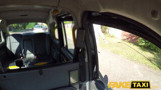 Fake Taxi - Lyen Parker kupakol a hátsó ülésen