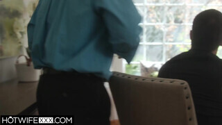 HotwifeXXX - Bunny Colby a férje előtt reszel