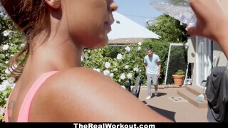 TheRealWorkout - fekete szívdöglesztő fitness vlogger videója